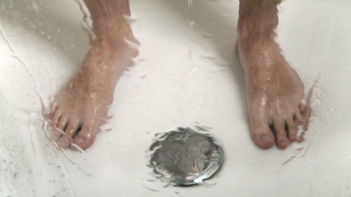 031215_ManFeetShower