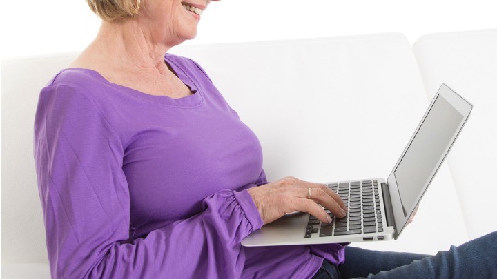 091215_WomanLaptop