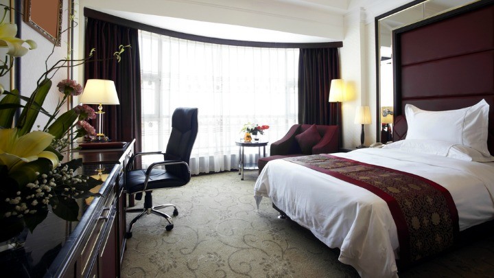 141215_HotelRoomBed
