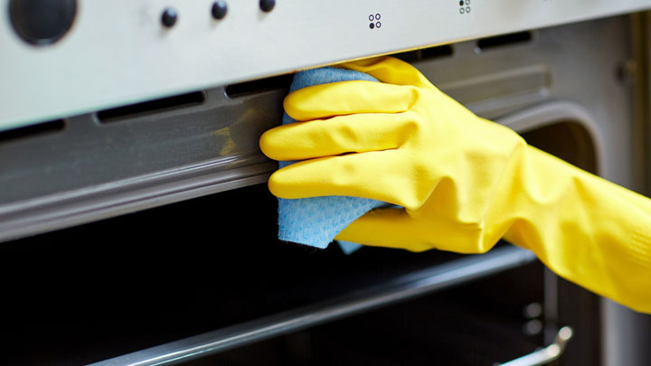 150116_cleaning_kitchen_oven