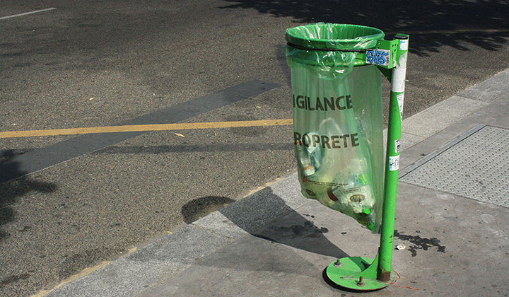 800px-Waste_Container_Plastic_Bag_Paris_