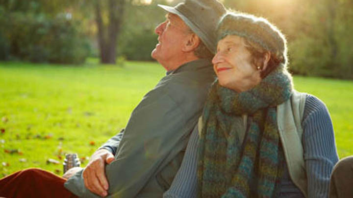 An-older-couple-sitting-i-007