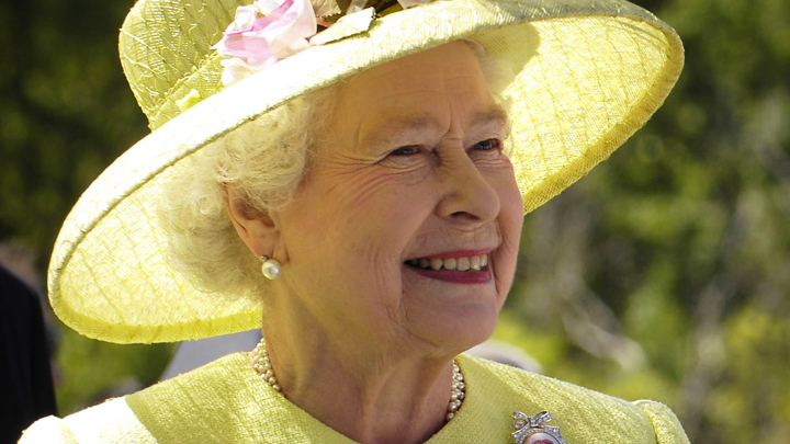 Elizabeth_II_greets_NASA_GSFC_employees,_May_8,_2007_edit