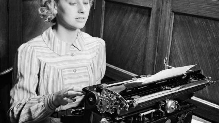 Iris_Joyce_at_work_on_her_typewriter_in_an_office_prior_to_joining_the_Women's_Land_Army_in_1942._D8792