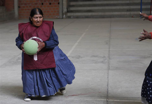 bolivia_grandmothers_handball_d52d639c08b914042ab64bf0df15665f.nbcnews-ux-960-700