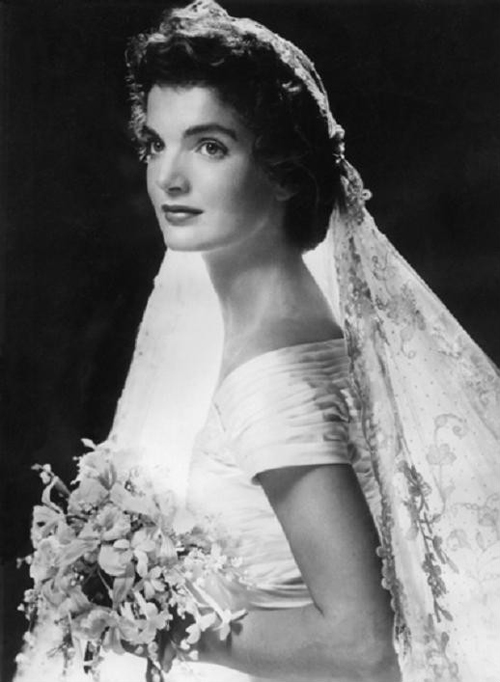 Jackie_Kennedy_on_her_wedding_day,Rhode_Island,September_12,_1953