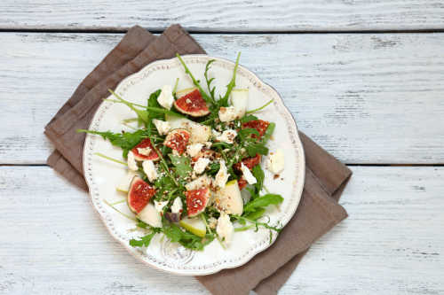 salad with pears, arugula and figs