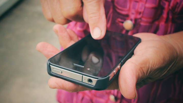 280216_phone_hands