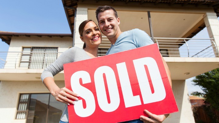 319413335_newlyweds_couple_house_sold_joke Shutterstock