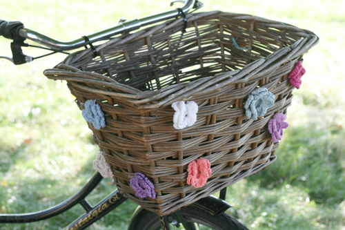 diy-bicycle-basket-crochet-flowers