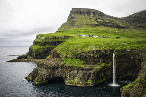 This amazing waterfall offers a once in a lifetime view. 