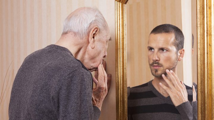 240516_man_mirror