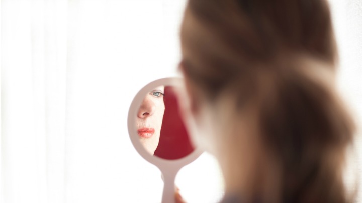 260616_wwoman looking in morror