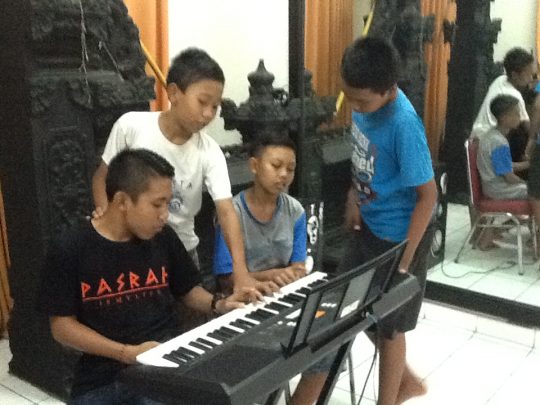 Children at Taman Permata Hati learning the keyboard. Courtesy Anne Sinclair