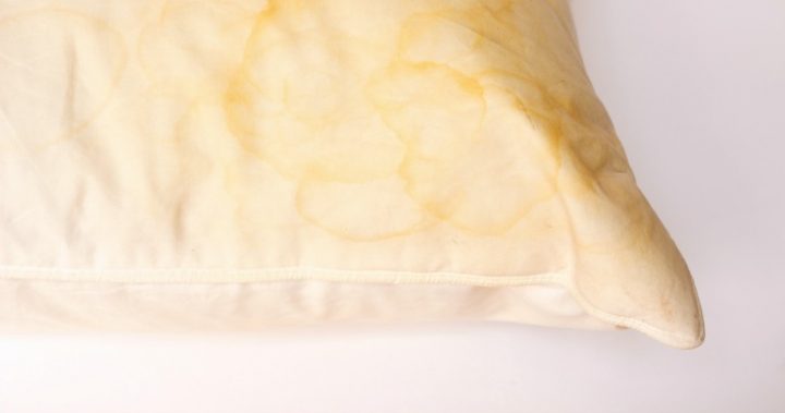 160917_yellow-stained-pillow