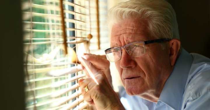 161016_neighbours-older-man-peering-through-window