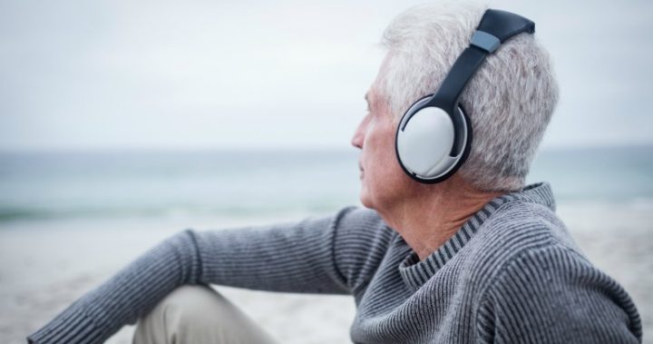 161027_man-listening-to-music