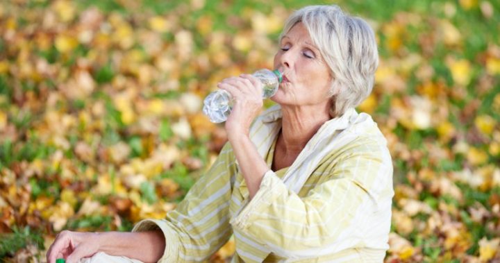 191016_woman-waterbottle
