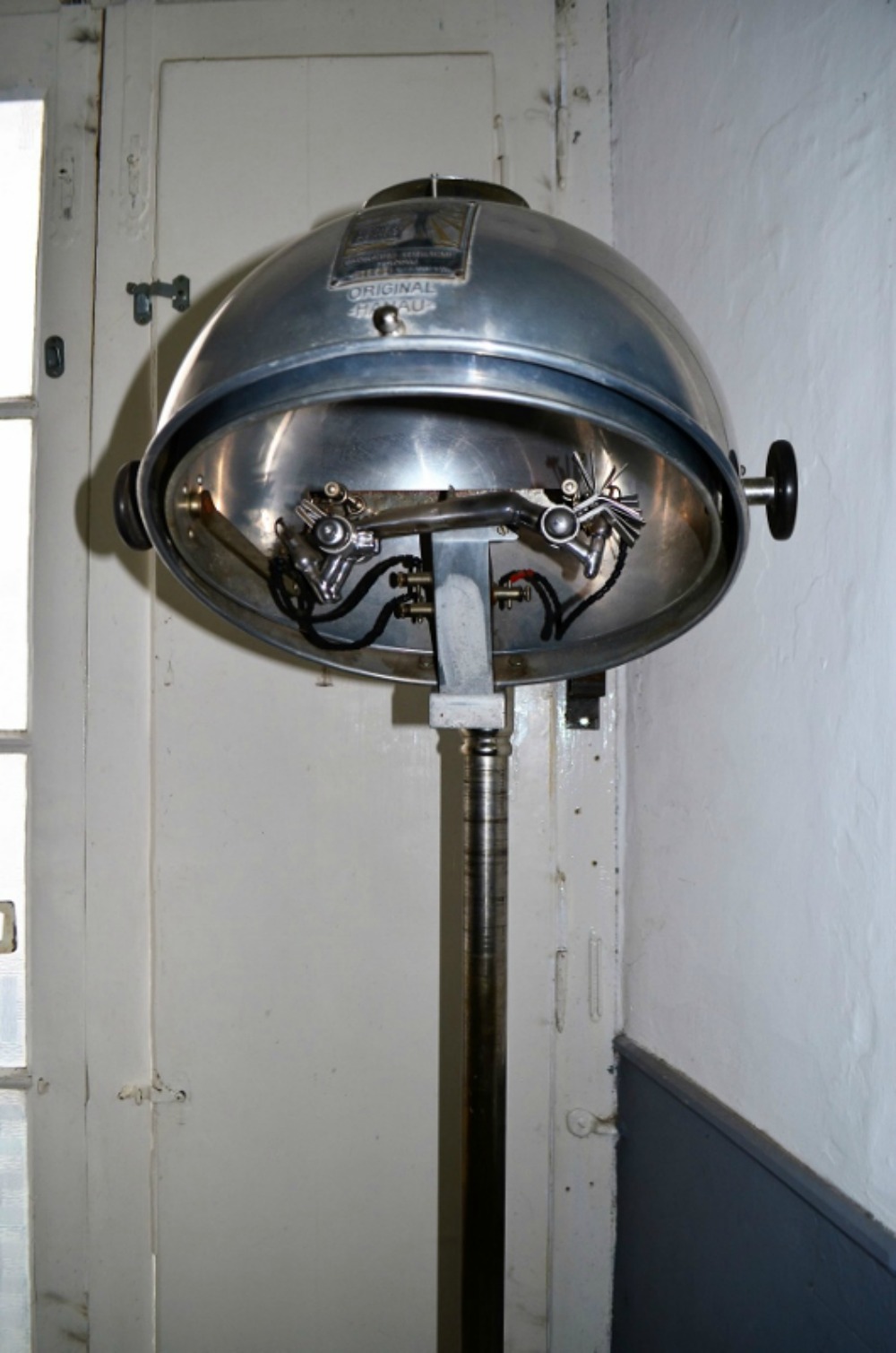 A 'brain zapper' found behind locked doors as part of the medical equipment museum at Beja. Photo courtesy Lorraine Parker.