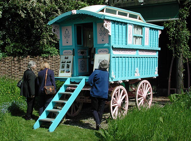 Roald Dahl's gypsy wagon in the garden of his house, Gipsy Cottage, in Great Missenden, where he wrote the book Danny, the Champion of the World in 1975. Photo by George Mahoney (CC BY-SA 2.0).