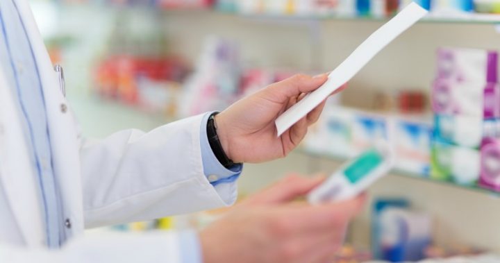 pharmacist-filling-prescription_161120