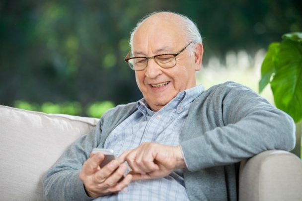 man-smiling-on-mobile-phone_161124