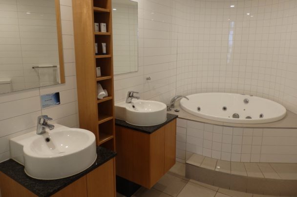 The en suite had a spa tub suitable for two. Photo courtesy Jeni Robinson.