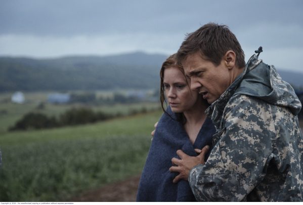 Amy Adams and Jeremy Renner in Arrival.