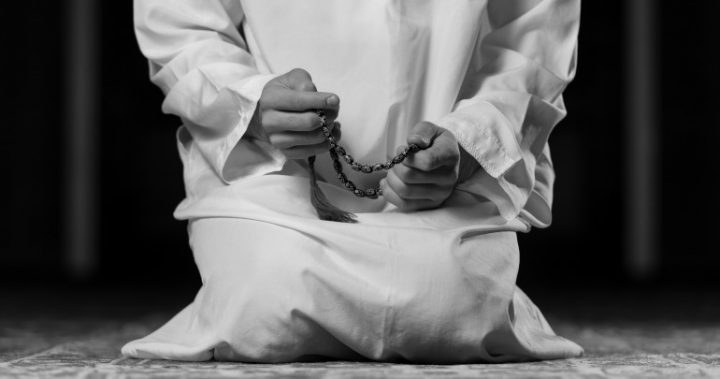 muslim-person-prayer_161230