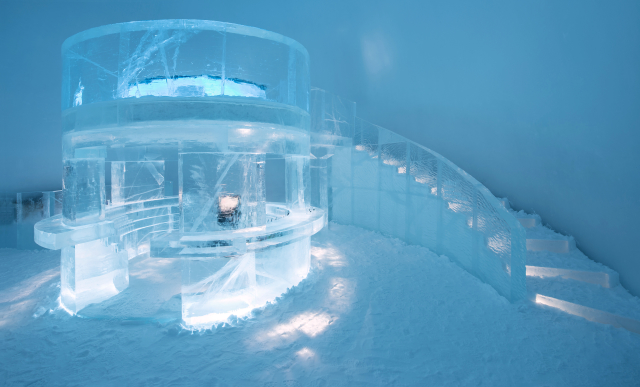 ICEBAR BY ICEHOTEL Jukkasjärvi. Design: "Tribute" by Elin Julin, Marinus Vroom and Jens Thoms Ivarsson. Photo: Asaf Kliger.