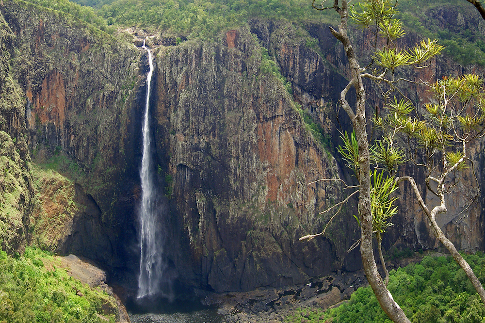 Awe-inspiring Wallaman Falls in Queensland. Image: By Tsilikka (Own work) [CC BY-SA 3.0 (http://creativecommons.org/licenses/by-sa/3.0)], via Wikimedia Commons