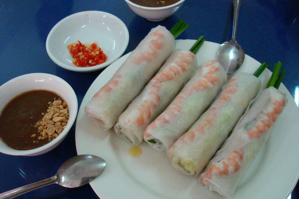 A variety of dipping sauces with fresh rice paper rolls. Image: Yuchinkay via Flickr