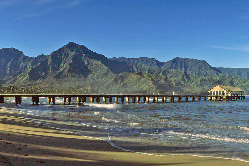 The Hanalei Pier in Kaui. Image: By Hanalei_Bay_2_-_Kauai.jpg: Ralf Beier derivative work: W Nowicki (Hanalei_Bay_2_-_Kauai.jpg) [CC BY 3.0 (http://creativecommons.org/licenses/by/3.0)], via Wikimedia Commons