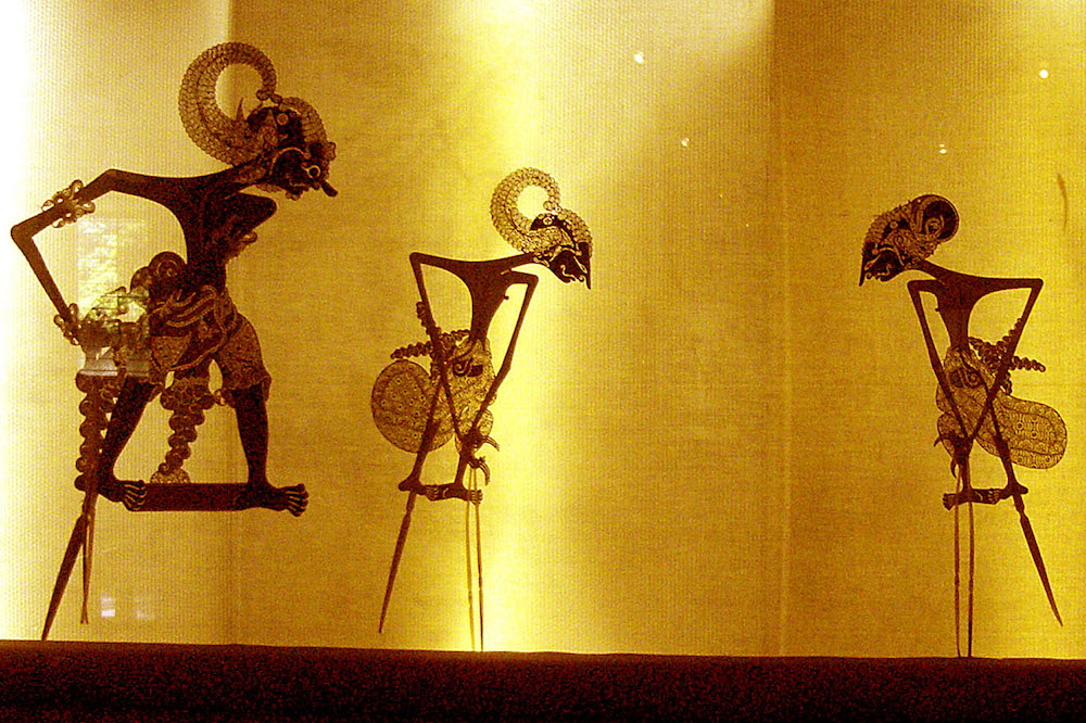 The Wayang puppets are a work of art. Image: By Gunawan Kartapranata (en.wp) [GFDL (http://www.gnu.org/copyleft/fdl.html) or CC-BY-SA-3.0 (http://creativecommons.org/licenses/by-sa/3.0/)], via Wikimedia Commons