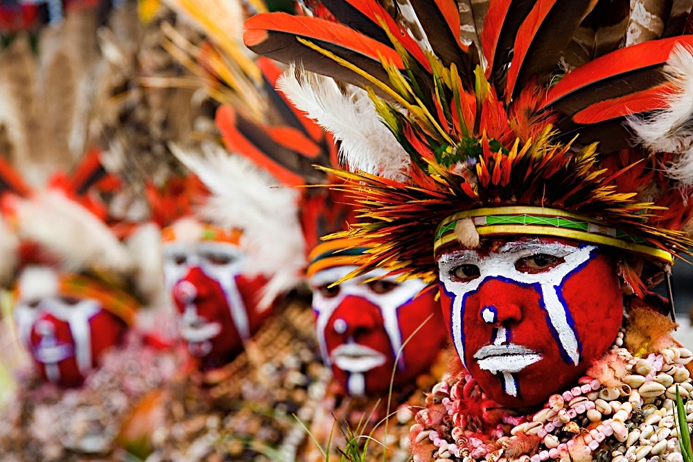 Men dressed in traditional bilas at a festival in Mount Hagen. Image: By Cruiseabout (http://www.cruiseabout.com.au/) [CC BY-SA 3.0 (http://creativecommons.org/licenses/by-sa/3.0)], via Wikimedia Commons