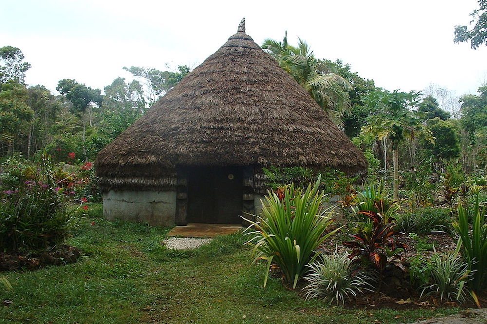 A traditional Kanak home. Image: By Bruno.menetrier at French Wikipedia [Public domain], via Wikimedia Commons