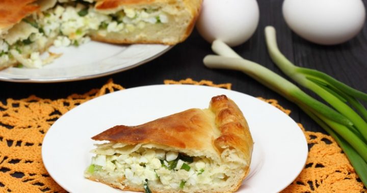 shutterstock_376636717 Classic cheesy chicken and leek pie