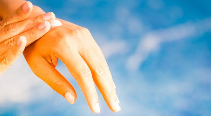 100817 hands moisturise Hand care.