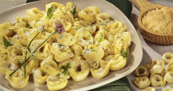 shutterstock_616983083 Creamy mushroom and white wine tortellini