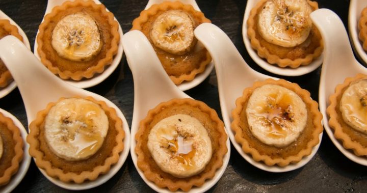 shutterstock_495512245 Caramel tart with peanut praline
