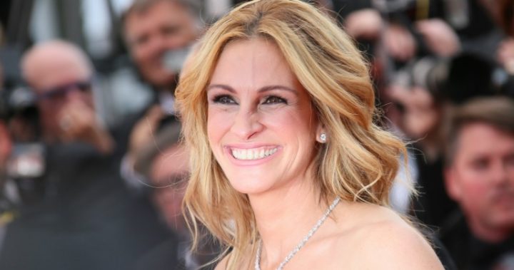 Julia Roberts steps out in stunningly short retro mini dress | Starts at 60