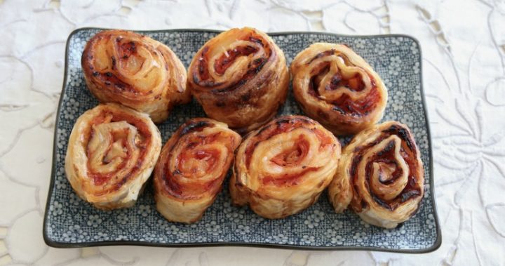 shutterstock_349777001 Bite-sized pizza scrolls