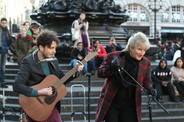 Rod Stewart busking