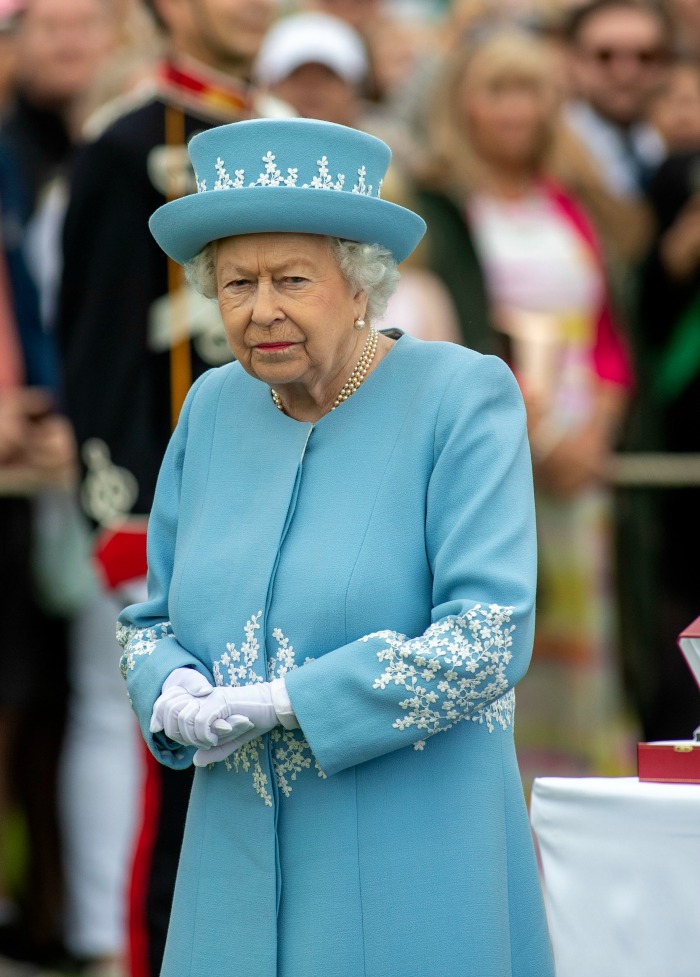 Queen Elizabeth blue outfit