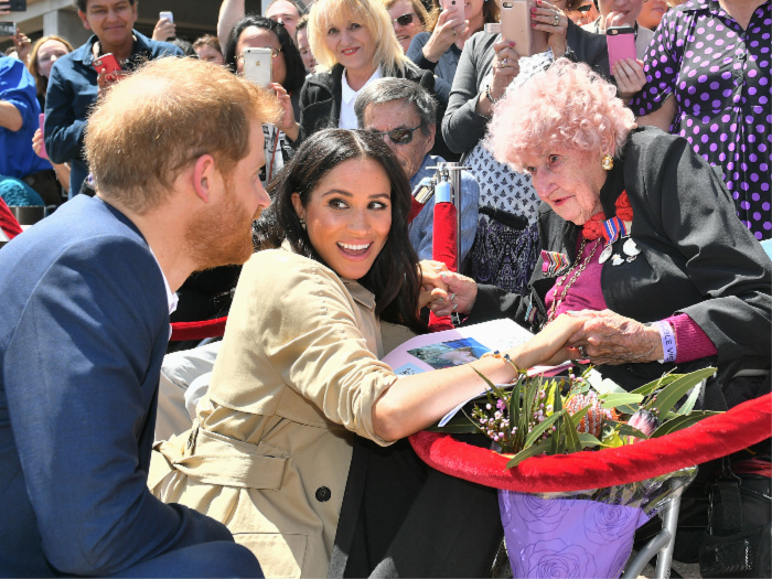 Daphne gave the royal couple a handmade card during their chat on Tuesday.