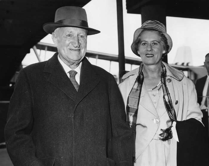 Sir Earle Page with his bride-to-be Jean Thomas in 1959. Source: Getty.