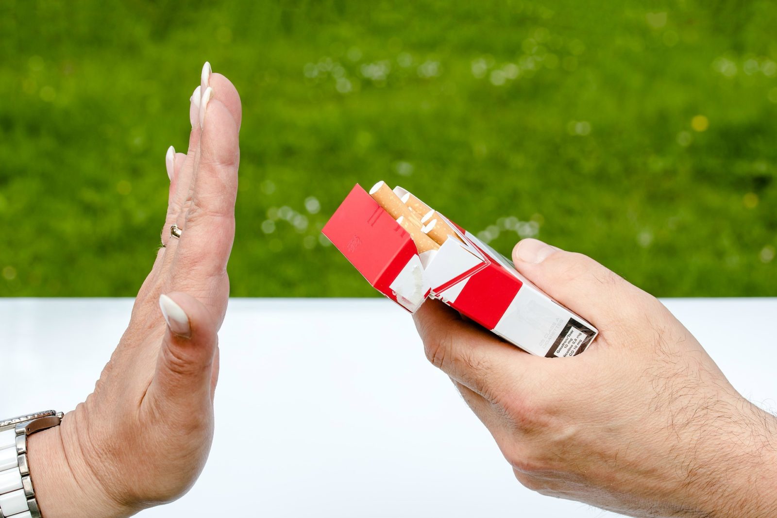 Giving up smoking, even in later age, can reduce the risk of developing lung cancer.