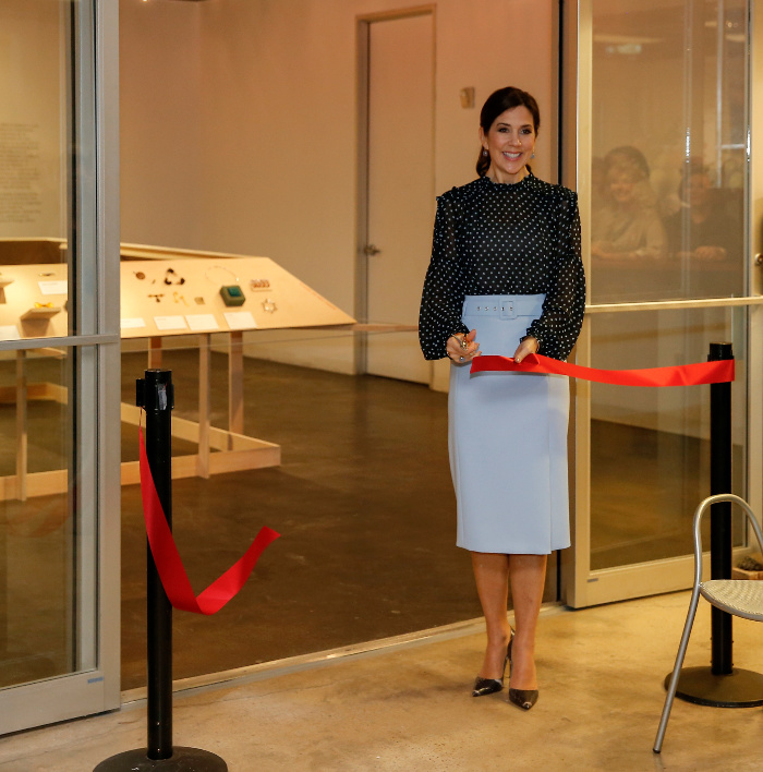 Princess Mary looked stunning for the opening of the Danish jewellery exhibition at Houston Center for Contemporary Craft. 