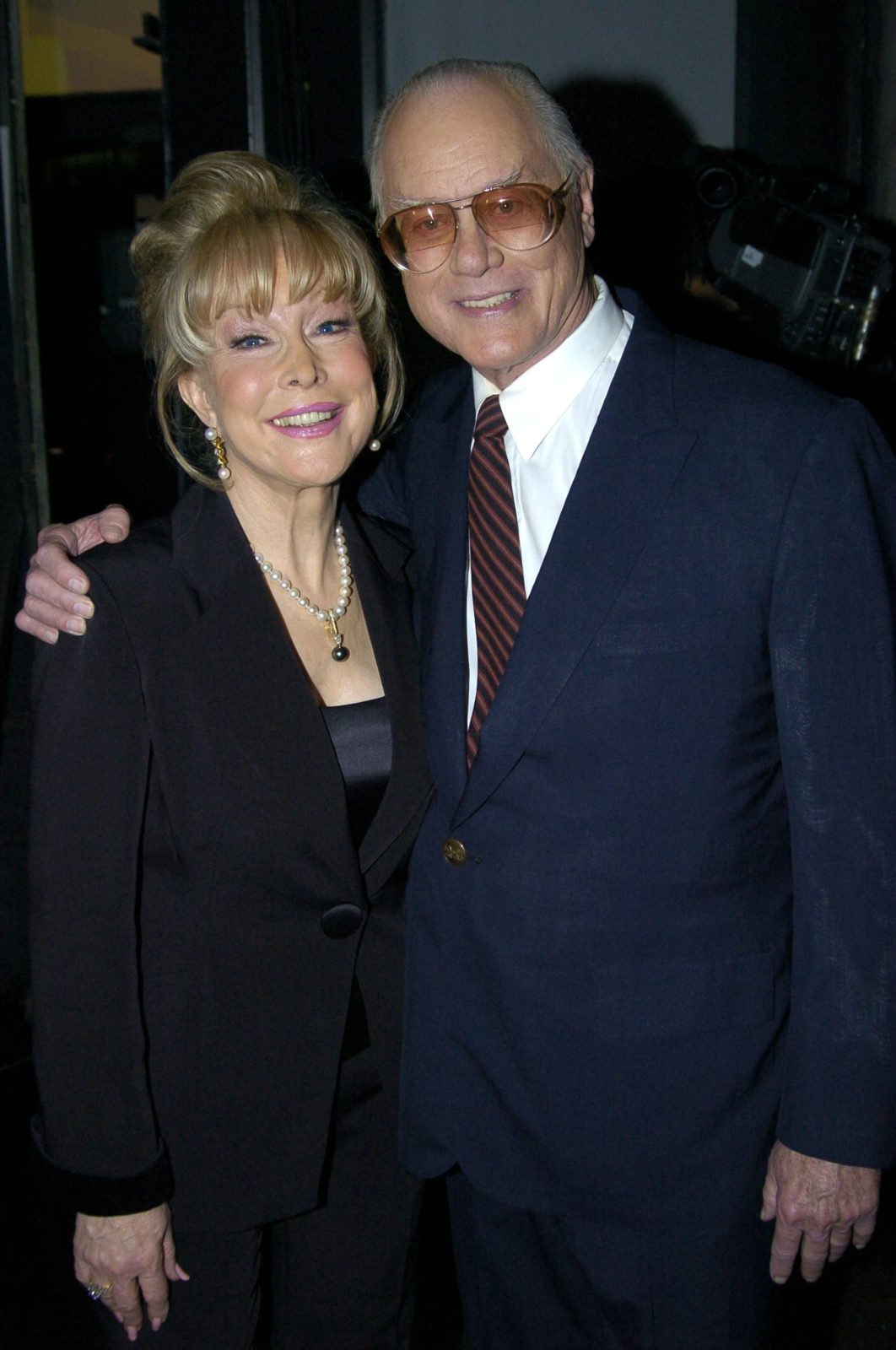 Barbara Eden and Larry Hagman in 2004. Source: Getty.