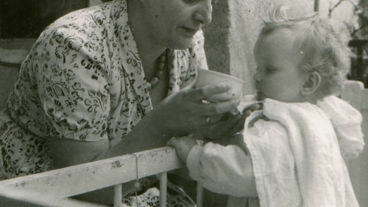 251115_MotherFeedingChild